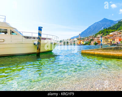 Limone sul Garda, Italien - 21 September, 2014: Die Promenade mit Häuser und Boote Stockfoto