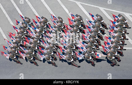 Militärische Parade. Bildung von Soldat verunreinigen auf serbische Armee Zeremonie. Stockfoto