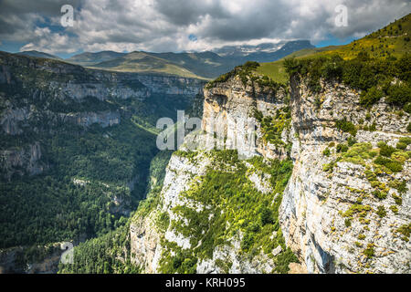 Pyrenäen-Landschaft - Anisclo Canyon im Sommer. Huesca, Spanien Stockfoto