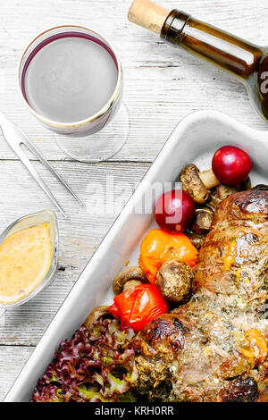 Hackbraten in die Form des Schaftes in der Form zum Backen mit Gemüse Stockfoto