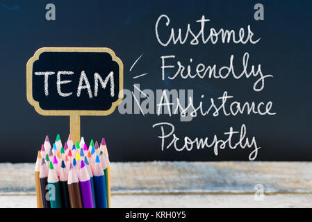 Geschäft Akronym TEAM Kunden freundlich Hilfe zeitnah auf hölzernen Mini Tafel Etiketten mit Kreide geschrieben Stockfoto