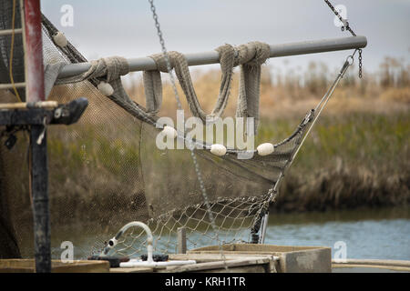 Fischernetz hängen an einem alten kommerziellen Fischerboot Stockfoto