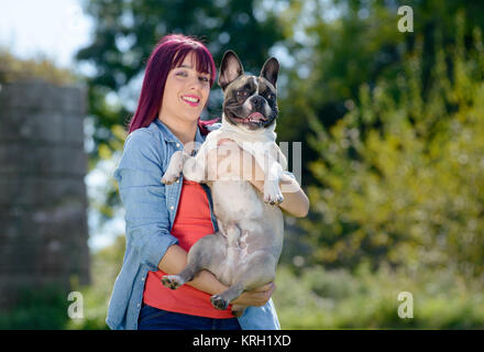 Schöne junge Frau mit ihrem Hund französische Bulldogge Stockfoto