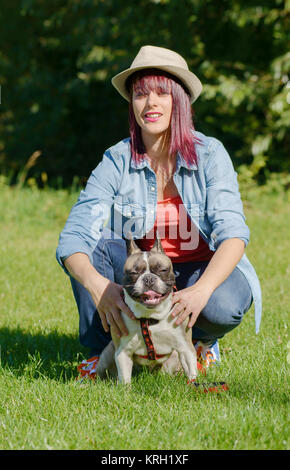 Schöne junge Frau mit ihrem Hund französische Bulldogge Stockfoto