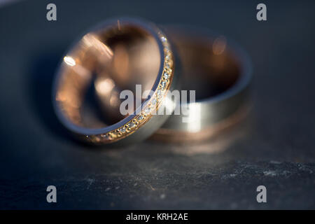 Hochzeitstag Details - Zwei schöne goldene Hochzeit Ringe Stockfoto