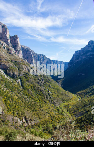 Blick auf die Vikos Schlucht bei Zagoria im pindosgebirge von Epirus, Nordgriechenland im Hochformat Stockfoto