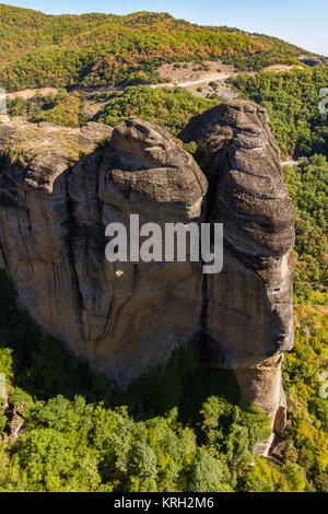 Anzeigen von zwei Felsen und Vegetation an der Meteora Felsen Klosteranlage in Griechenland Stockfoto