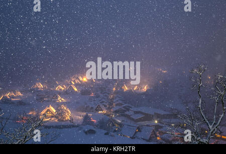 Shirakawago aufleuchtenden Schneefall Stockfoto