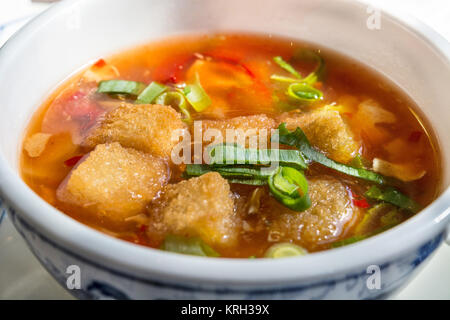 Schüssel mit einem chinesischen Suppe. Stockfoto