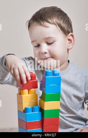 Kleiner Junge mit farbigen Würfel zu spielen Stockfoto