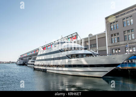 Big neutral Yacht auf der Stadt Wasser Seite Gebiet der Stadt Boston USA Massachusetts günstig Stockfoto