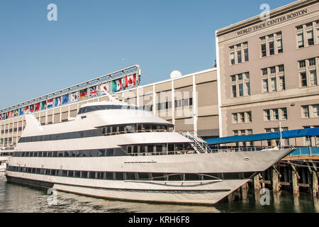 Big neutral Yacht auf der Stadt Wasser Seite Gebiet der Stadt Boston USA Massachusetts günstig Stockfoto