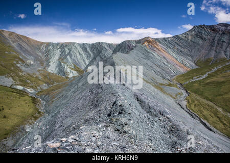 Blick auf die einzigartigen Yarlu Tal mit Regenbogen Berge im Sommer sonnigen Tag Stockfoto