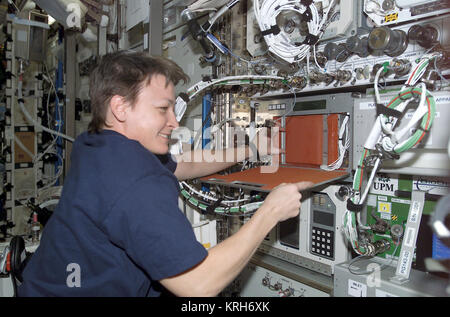 ISS-05 Peggy Whitson arbeitet mit dem PCG-stes im Schicksal lab Stockfoto