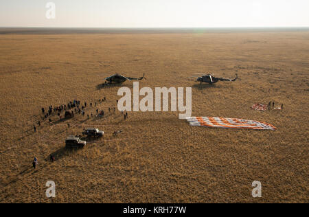 Ground Support Personal gesehen an den Landeplatz nach dem Sojus TMA-12M Sonde mit Expedition 40 Commander Steve Swanson von der NASA landete und die Flugingenieure Alexander Skvortsov und Oleg Artemyev der russischen Föderalen Raumfahrtagentur (Roskosmos) in der Nähe der Stadt Zhezkazgan, Kasachstan am Donnerstag, Sept. 11, 2014. Swanson, Skvortsov und Artemyev wieder auf der Erde Nach mehr als fünf Monaten an Bord der Internationalen Raumstation, wo sie als Mitglieder der Expedition 39 und 40 Mannschaften serviert. Photo Credit: (NASA/Bill Ingalls) Expedition 40 Sojus TMA-12M Landung (201409110005 HQ) Stockfoto