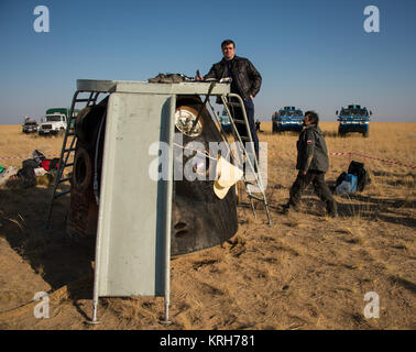 Ground Support Personal Arbeiten an der Sojus TMA-12M Raumfahrzeug, nachdem es mit Expedition 40 Commander Steve Swanson von der NASA landete und die Flugingenieure Alexander Skvortsov und Oleg Artemyev der russischen Föderalen Raumfahrtagentur (Roskosmos) in der Nähe der Stadt Zhezkazgan, Kasachstan am Donnerstag, Sept. 11, 2014. Swanson, Skvortsov und Artemyev wieder auf der Erde Nach mehr als fünf Monaten an Bord der Internationalen Raumstation, wo sie als Mitglieder der Expedition 39 und 40 Mannschaften serviert. Photo Credit: (NASA/Bill Ingalls) Expedition 40 Sojus TMA-12M Landung (201409110023 HQ) Stockfoto