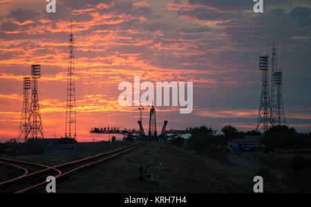 Die Sonne geht hinter dem sojus Launch Pad wie die Sojus TMA-14 M Sonde wird durch Zug an der Startrampe auf dem Kosmodrom Baikonur, Kasachstan, Sept. 23, 2014 gerollt. Start der Sojus-Rakete ist für Sept. 26 geplant und wird Expedition 41 Sojus Kommandant Alexander Samokutyaev der russischen Föderalen Raumfahrtagentur (Roskosmos), Barry Wilmore der NASA, und Flugingenieur Elena Serova von Roskosmos in den Orbit zu ihren fünf und einem halben Monat Mission auf der Internationalen Raumstation beginnen. Photo Credit: (NASA/Joel Kowsky) Expedition 41 Rollout (201409230003 HQ) Stockfoto