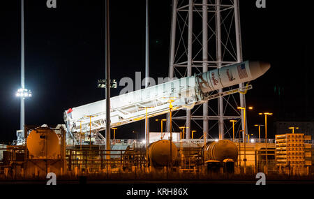 Die Orbital Sciences Corporation Antares Rakete, mit der Cygnus Sonde an Bord, ist bei Launch Pad-0 ein, hob Samstag, Oktober 25, 2014, NASA Wallops Flight Facility in Virginia. Die Antares wird mit der Cygnus Raumfahrzeug mit über 5.000 Pfund von Lieferungen für die Internationale Raumstation, einschließlich Experimente, Experiment, Hardware, Ersatzteilen gefüllt starten und Crew Bestimmungen. Die Orbital-3 Mission ist Orbital Sciences "Dritten vertraglich Güterlieferung Flug zur Raumstation für die NASA. Photo Credit: (NASA/Joel Kowsky) Antares CRS Orb-3 bei Pad-0 angehoben (201410250004 HQ) Stockfoto