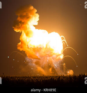 Die Orbital Sciences Corporation Antares Rakete, mit der Cygnus Raumfahrzeug onboard erleidet einen katastrophalen Anomalie Momente nach dem Start aus dem Mittelatlantischen Regional Spaceport Pad 0 A, Dienstag, Oktober 28, 2014, NASA Wallops Flight Facility in Virginia. Die Cygnus Sonde wurde mit über 5.000 Pfund von Lieferungen für die Internationale Raumstation schiefergedeckt, einschließlich Experimente, Experiment, Hardware, Ersatzteile und Crew Bestimmungen. Photo Credit: (NASA/Joel Kowsky) Antares Orb-3 Fehlstart (201410280011 HQ) 7/8 Stockfoto