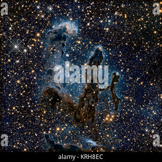 Dieser NASA-Hubble-Weltraumteleskop Bild, aufgenommen in der Nähe von Infrarotlicht, verwandelt die Säulen in die unheimliche, wispy Silhouetten, die vor dem Hintergrund der zahllosen Sterne gesehen werden. Das nahe Infrarotlicht kann viel von dem Gas und Staub eindringen, aus denen die Stars hinter dem Nebel sowie in den Säulen versteckt. Einige der Gas- und Staubwolken sind so dicht, dass auch die in der Nähe von Infrarotlicht kann sie nicht durchdringen. Neue Sterne eingebettet in die Spitzen der Säulen sind jedoch offensichtlich als helle Quellen, die das sichtbare Bild zu sehende wird. Die geisterhaften bläulichen Dunst um die Dichte Kanten der p Stockfoto