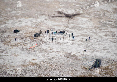 Ground Support Personal gesehen an den Landeplatz nach dem Sojus TMA-13 M Sonde mit Expedition 41 Commander Max Suraev der russischen Föderalen Raumfahrtagentur (Roskosmos), NASA-Flugingenieur Reid Wiseman und Flugingenieur Alexander Gerst der Europäischen Weltraumorganisation (ESA) in der Nähe der Stadt Arkalyk in Kasachstan landete am Montag, November 10, 2014. Suraev, Wiseman und Gerst wieder auf der Erde Nach mehr als fünf Monaten an Bord der Internationalen Raumstation, wo sie als Mitglieder der Expedition 40 und 41 Mannschaften serviert. Photo Credit: (NASA/Bill Ingalls) Expedition 41 Sojus TMA-13 M Landung ( Stockfoto