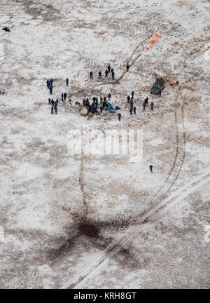 Ground Support Personal gesehen an den Landeplatz nach dem Sojus TMA-13 M Sonde mit Expedition 41 Commander Max Suraev der russischen Föderalen Raumfahrtagentur (Roskosmos), NASA-Flugingenieur Reid Wiseman und Flugingenieur Alexander Gerst der Europäischen Weltraumorganisation (ESA) in der Nähe der Stadt Arkalyk in Kasachstan landete am Montag, November 10, 2014. Suraev, Wiseman und Gerst wieder auf der Erde Nach mehr als fünf Monaten an Bord der Internationalen Raumstation, wo sie als Mitglieder der Expedition 40 und 41 Mannschaften serviert. Photo Credit: (NASA/Bill Ingalls) Expedition 41 Sojus TMA-13 M Landung ( Stockfoto