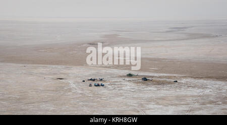 Ground Support Personal gesehen an den Landeplatz nach dem Sojus TMA-13 M Sonde mit Expedition 41 Commander Max Suraev der russischen Föderalen Raumfahrtagentur (Roskosmos), NASA-Flugingenieur Reid Wiseman und Flugingenieur Alexander Gerst der Europäischen Weltraumorganisation (ESA) in der Nähe der Stadt Arkalyk in Kasachstan landete am Montag, November 10, 2014. Suraev, Wiseman und Gerst wieder auf der Erde Nach mehr als fünf Monaten an Bord der Internationalen Raumstation, wo sie als Mitglieder der Expedition 40 und 41 Mannschaften serviert. Photo Credit: (NASA/Bill Ingalls) Expedition 41 Sojus TMA-13 M Landung ( Stockfoto