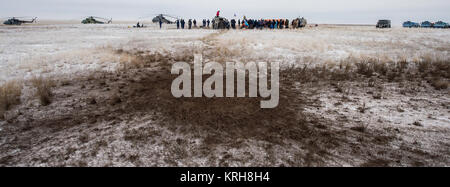 Den Boden, wo die Sojus TMA-13 M Raumschiff gelandet, und war dann mit dem Fallschirm gezogen, nachdem die Kapsel landete mit Expedition 41 Commander Max Suraev der russischen Föderalen Raumfahrtagentur (Roskosmos), NASA-Flugingenieur Reid Wiseman und Flugingenieur Alexander Gerst der Europäischen Weltraumorganisation (ESA) in der Nähe der Stadt Arkalyk in Kasachstan am Montag, November 10, 2014 gesehen. Suraev, Wiseman und Gerst wieder auf der Erde Nach mehr als fünf Monaten an Bord der Internationalen Raumstation, wo sie als Mitglieder der Expedition 40 und 41 Mannschaften serviert. Photo Credit: (NASA/Bill Ingalls) Expedi Stockfoto