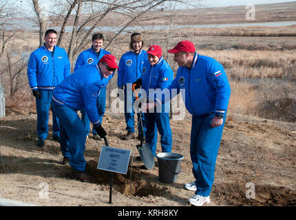 6219: Hinter der Kosmonaut Hotel Besatzung in Baikonur, Kasachstan, Expedition 42/43 crewmember Terry Virts der NASA (vorne, links) pflanzen einen Baum mit seinem Namen an traditionellen Zeremonien Nov. 18. Auf sind Mannschaftskollegen Samantha Cristoforetti der Europäischen Weltraumorganisation (Mitte) und Anton Shkaplerov der russischen Föderalen Raumfahrtagentur (Roskosmos, rechts). Im Hintergrund sind Backup Crewmitglieder Kjell Lindgren der NASA, Oleg Kononenko von Roskosmos und Kimiya Yui der Japan Aerospace Exploration Agency. Virts, Cristoforetti und Shkaplerov wird gestartet 07.11.24, Kasachisch, aus dem B Stockfoto