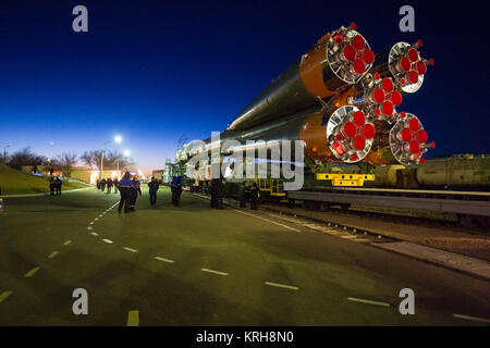 Die Sojus TMA-15M Sonde wird durch Zug am Freitag auf der Startrampe gerollt, Nov. 21, 2014 Auf dem Kosmodrom Baikonur in Kasachstan. Start der Sojus-Rakete ist für Nov. 24 geplant und wird Expedition 42 Sojus Kommandant Anton Shkaplerov der russischen Föderalen Raumfahrtagentur (Roskosmos), Flugingenieur Terry Virts der NASA, und Flugingenieur Samantha Cristoforetti der Europäischen Weltraumorganisation in den Orbit zu ihren fünf und einem halben Monat Mission auf der Internationalen Raumstation beginnen. Photo Credit: (NASA/Aubrey Gemignani) Expedition 42 Sojus Rollout (201411210010 HQ) Stockfoto