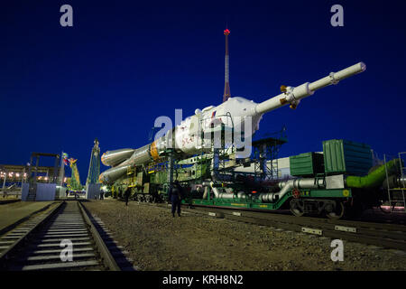 Die Sojus TMA-15M Sonde wird durch Zug am Freitag auf der Startrampe gerollt, Nov. 21, 2014 Auf dem Kosmodrom Baikonur in Kasachstan. Start der Sojus-Rakete ist für Nov. 24 geplant und wird Expedition 42 Sojus Kommandant Anton Shkaplerov der russischen Föderalen Raumfahrtagentur (Roskosmos), Flugingenieur Terry Virts der NASA, und Flugingenieur Samantha Cristoforetti der Europäischen Weltraumorganisation in den Orbit zu ihren fünf und einem halben Monat Mission auf der Internationalen Raumstation beginnen. Photo Credit: (NASA/Aubrey Gemignani) Expedition 42 Sojus Rollout (201411210013 HQ) Stockfoto