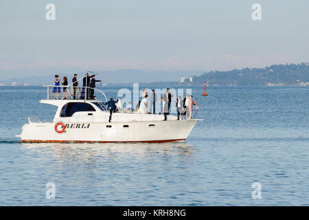 Batumi, Georgien, 11-04-2017: Georgische Hochzeit auf einer Yacht im Meer. Genießen Sie Bilder von jeder anderen und selfies machen. Stockfoto