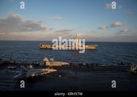 Der USN der Nimitz-Klasse Flugzeugträger USS Dwight D. Eisenhower (vorne) Parow neben der Französischen Marine Charles de Gaulle-Klasse nukleargetriebenen Flugzeugträgers FS Charles de Gaulle am 6. Dezember 2016 in das Mittelmeer. Stockfoto