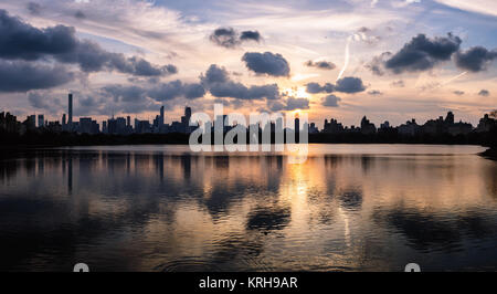 Der Blick bei Sonnenuntergang im November über die jaqueline Kennedy Onassis Reservoir im Central Park, New York in Richtung Midtown und Hell's Kitchen suchen Stockfoto