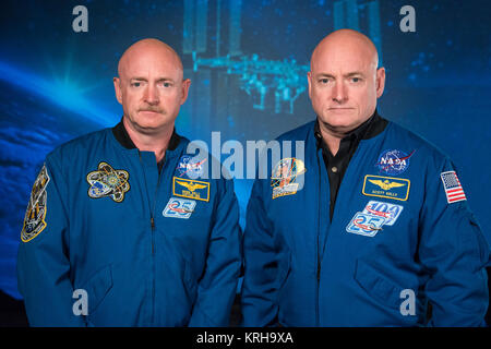 Expedition 45/46 Commander, Astronaut Scott Kelly zusammen mit seinem Bruder, der ehemalige Astronaut Mark Kelly sprechen zu News Medien über Scott Kelly's 1-Mission an Bord der Internationalen Raumstation. Foto Datum: 19. Januar 2015. Ort: Gebäude 2. Fotograf: Robert Markowitz Mark und Scott Kelly am Johnson Space Center, Houston, Texas Stockfoto
