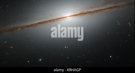 Galaxien können viele Formen annehmen und eine Möglichkeit relativ zu uns in den Himmel gerichtet werden. Dies kann es schwer, ihre tatsächliche Morphologie darzustellen, wie eine Galaxie kann aus verschiedenen Blickwinkeln sehr unterschiedlich aussehen. Ein besonderer Fall ist, wenn wir das Glück haben, eine Spiralgalaxie direkt von der Kante zu beobachten, die uns mit einem spektakulären Blick, wie in diesem Bild der Woche gesehen. Dies ist NGC 7814, auch bekannt als die "Kleinen Sombrero". Die größeren Namensvetter den Sombrero Galaxie ist ein weiteres erstaunliches Beispiel eines Edge-on Galaxie - in der Tat, die "kleinen Sombrero" ist ungefähr so groß wie die hellen Nam Stockfoto