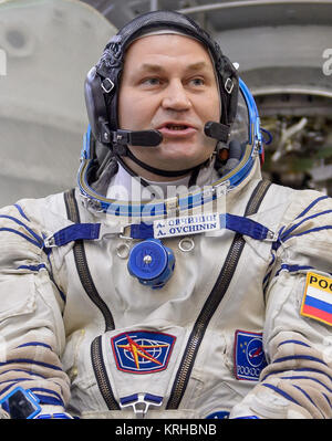 Expedition 43 backup Crew Mitglieder: Der russische Kosmonaut Sergej Wolkow der russischen Föderalen Raumfahrtagentur (Roskosmos), Links, Russischer Kosmonaut Alexei Ovchinin von Roskosmos, Mitte, und der NASA-Astronaut Jeff Williams beantworten Fragen aus der Presse außerhalb der Sojus Simulator vor ihren Sojus Qualifikation Prüfungen, Mittwoch, 4. März 2015, an der Gagarin Cosmonaut Training Centre (GCTC) in Star City, Russland. Photo Credit: (NASA/Bill Ingalls) Alexei Ovchinin Stockfoto