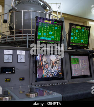 Expedition 43 russische Kosmonauten Gennadi Padalka der russischen Federal Space Agency (Roskosmos) Bildschirm links, Mikhail Kornienko von Roskosmos, Bildschirm und NASA Astronaut Scott Kelly werden auf einem Monitor außerhalb des Sojus-Simulators während ihrer zweiten Tag der Qualifikation Prüfungen Donnerstag, 5. März 2015 auf der Gagarin Kosmonauten Training Center (GCTC) Sojus-Schulungseinrichtung in Star City, Russland gesehen. Das Trio bereitet für den Start zur internationalen Raumstation ISS in ihrem Raumschiff Sojus TMA - 16 M vom Weltraumbahnhof Baikonur in Kasachstan 28. März, kasachische Zeit. Wie die ein-Jahres-Crew, Kelly ein Stockfoto