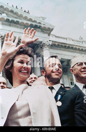 Astronaut Alan B. Shepard, Jr. (Mitte), zusammen mit Frau Louise, Wellen zu einem Publikum ausserhalb der USA Capitol Building Stockfoto