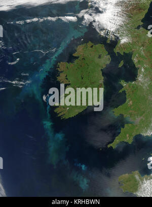 Wirbelnde Wolken von Blau und Grün im Atlantischen Ozean westlich von Irland am 2. Juni 2006 leuchtet, wenn der Moderate Resolution Imaging Spectroradiometer (MODIS) modis.gsfc.nasa.gov auf der NASA-aqua.nasa.gov/ Aqua Satelliten dieses Bild aufgenommen. Der Ozean ist normalerweise schwarz in True-color, Foto - wie Sat-Bilder wie diese hier, aber ein großer Phytoplankton bloom das Wasser Fastenzeit seine strahlend blauen und grünen Farbtönen. Phytoplankton sind mikroskopisch kleine Pflanzen, die in der sonnendurchfluteten Oberfläche Wasser des Ozeans wachsen. Wenn genug der Pflanzen an einem Ort wachsen, die Blüte kann vom Weltraum aus gesehen werden. Neben Färbung oc Stockfoto