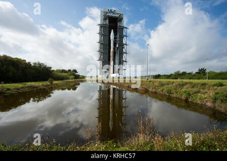 Einen Tag vor dem geplanten Start der United Launch Alliance Atlas-V-Rakete, mit der NASA Magnetospheric Multiscale (MMS) an Bord der Raumsonde rollt aus dem Cape Canaveral Air Force Station Space Launch Complex 41 Vertikale Integration Facility zur Startrampe, Mittwoch, 11. März 2015 in Cape Canaveral, Florida. Start der Atlas-V-Rakete ist für den 12. März festgelegt und wird die vier identischen MMS Raumfahrzeug in den Orbit tragen die ersten drei-dimensionale Ansicht der magnetische Rekonnexion zur Verfügung zu stellen. Photo Credit: (NASA/Aubrey Gemignani) 201503110004 HQ Stockfoto