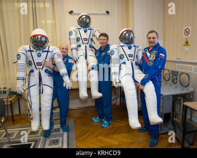 Expedition 43 NASA Astronaut Scott Kelly, links, und russische Kosmonauten Gennadi Padalka, Center und Mikhail Kornienko der russischen Federal Space Agency (Roskosmos) nehmen Sie einen Moment beim Check ihrer Sojus TMA - 16M-Raumschiff passen, für ein Foto zu posieren, halten Sie ihren Druck russische Sokol-Anzügen, Sonntag, 15. März 2015 am Weltraumbahnhof Baikonur in Kasachstan. Das Trio bereiten für den Start zur internationalen Raumstation ISS in ihrem Raumschiff Sojus TMA - 16 M vom Weltraumbahnhof Baikonur in Kasachstan 28. März, kasachische Zeit. Wie die ein-Jahres-Crew wird Kelly und Kornienko Ohr zurück. Stockfoto