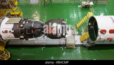 Die Sojus TMA-16 M Sonde ist nach dem gesenkt, die für die Kapselung mit seiner Verkleidung, Freitag, 20. März 2015 Auf dem Kosmodrom Baikonur in Kasachstan gesehen. Expedition 43 NASA-Astronaut Scott Kelly, und russische Kosmonauten Gennadi Padalka, und Michail Kornienko der russischen Föderalen Raumfahrtagentur (Roskosmos) sind geplant, um die Internationale Raumstation in der Sojus TMA-16M vom Kosmodrom Baikonur in Kasachstan am 28. März, Kasachisch Zeit, um zu starten. Wie die einjährigen Crew, Kelly und Kornienko wird auf die Erde zurück auf Sojus TMA-18M im März 2016. Photo Credit: (NASA/Rechnung Stockfoto