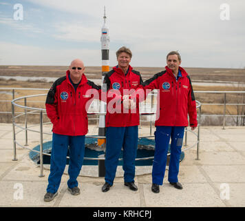 Expedition 43 NASA Astronaut Scott Kelly, links, russische Kosmonauten Gennadi Padalka, Zentrum und Mikhail Kornienko der russischen Federal Space Agency (Roskosmos) Pose für ein Gruppenfoto in der Nähe ein Modell der Sojus-Rakete während Medientag, Samstag, 21. März 2015 im Kosmonauten Hotel in Baikonur, Kasachstan. Kelly, Padalka und Kornienko bereiten sich für den Start zur internationalen Raumstation ISS in ihrem Raumschiff Sojus TMA - 16M vom Weltraumbahnhof Baikonur in Kasachstan 28. März, kasachische Zeit (März 27 Eastern Time.) Wie die ein-Jahres-Crew wird Kelly und Kornienko zur Erde von Sojus TMA-1 zurückkehren Stockfoto