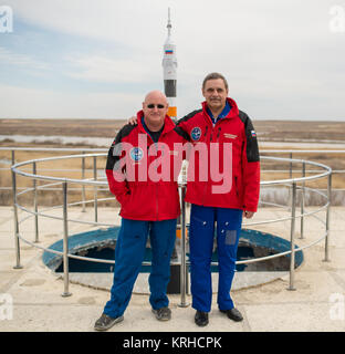 Expedition 43 NASA Astronaut Scott Kelly, links, und der russische Kosmonaut Mikhail Kornienko der russischen Federal Space Agency (Roskosmos) posieren für ein Foto in der Nähe ein Modell der Sojus-Rakete während Medientag, Samstag, 21. März 2015 im Kosmonauten Hotel in Baikonur, Kasachstan. Kelly, Kornienko und russische Kosmonaut Gennady Padalka von Roskosmos bereiten sich für den Start zur internationalen Raumstation ISS in ihrem Raumschiff Sojus TMA - 16M vom Weltraumbahnhof Baikonur in Kasachstan 28. März, kasachische Zeit (März 27 Eastern Time.) Wie die ein-Jahres-Crew wird Kelly und Kornienko zur Erde auf Soyu zurückkehren Stockfoto