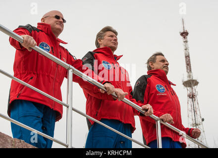 Expedition 43 NASA-Astronaut Scott Kelly, Links, russische Kosmonauten Gennadi Padalka, Mitte, und Michail Kornienko der russischen Föderalen Raumfahrtagentur (Roskosmos) Sie beim Medien Tag übersehen, Samstag, März 21, 2015 an der Kosmonaut Hotel in Baikonur, Kasachstan. Kelly, Padalka und Kornienko bereiten sich auf Starten, um die Internationale Raumstation in ihrer Sojus TMA-16M vom Kosmodrom Baikonur in Kasachstan am 28. März, Kasachisch Zeit (März 27 Eastern Time.) Da die einjährigen Crew, Kelly und Kornienko wird auf die Erde zurück auf Sojus TMA-18M im März 2016. Foto Stockfoto