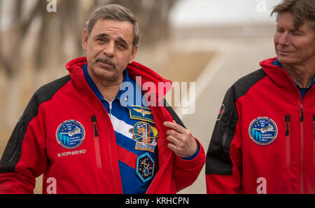 Expedition 43 russische Kosmonaut Mikhail Kornienko der russischen Federal Space Agency (Roskosmos), links, zeigt seine einjährige und Expedition 43 Mission Patches für Mitglieder der Presse während Medientag, Samstag, 21. März 2015 im Kosmonauten Hotel in Baikonur, Kasachstan. Kornienko, NASA-Astronaut Scott Kelly und russische Kosmonaut Gennady Padalka von Roskosmos sollen zur internationalen Raumstation ISS in das Raumschiff Sojus TMA - 16 M vom Weltraumbahnhof Baikonur in Kasachstan 28. März starten, kasachische Zeit (März 27 Eastern Time.) Wie die ein-Jahres-Crew wird Kelly und Kornienko, zurück. Stockfoto