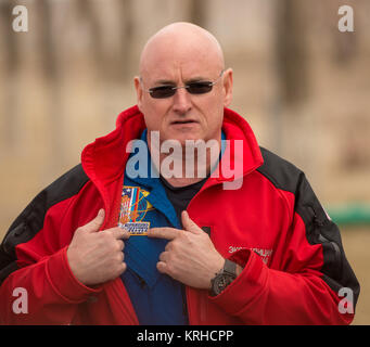 Expedition 43 NASA-Astronaut Scott Kelly beschreibt seine Einjährige mission Patch für Mitglieder der Presse während der Tag, Samstag, März 21, 2015 an der Kosmonaut Hotel in Baikonur, Kasachstan. Kelly, und russische Kosmonauten Michail Kornienko, Gennadi Padalka und der russischen Föderalen Raumfahrtagentur (Roskosmos) sind geplant, um die Internationale Raumstation in der Sojus TMA-16M Raumschiff zum Start vom Kosmodrom Baikonur in Kasachstan am 28. März, Kasachisch Zeit (März 27 Eastern Time.) Da die einjährigen Crew, Kelly und Kornienko zu Masse an Sojus TMA-18M im März 2016 zurück. Photo Credit: Stockfoto