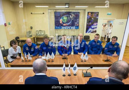 Expedition 43 erstklassige Besatzung: NASA Astronaut Scott Kelly, sitzt links, und russische Kosmonauten Gennadi Padalka und Mikhail Kornienko der russischen Federal Space Agency (Roskosmos), backup Crew-Mitglieder: NASA Atronaut Jeff Williams, Alexey Ovchinin und Sergei Volkov von Roskosmos, sitzen, sprechen Sie mit Raum-Beamten vor dem Ausführen ihrer Endkontrolle des Raumschiffs Sojus TMA - 16 M, Montag, 23. März 2015 am Weltraumbahnhof Baikonur in Kasachstan. Kelly, Kornienko und Padalka sollen zur internationalen Raumstation ISS in das Raumschiff Sojus TMA - 16 M vom Weltraumbahnhof Baikonur in K zu starten Stockfoto