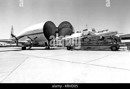 E 76-30317 Die Aero Spacelines B 377-SGT Super Guppy war Dryden im Mai 1976 der X-24 und HL-10 lifting Organe aus der Mitte der Fähre auf die Air Force Museum, Wright-Patterson Air Force Base, Ohio. Die übergrossen Cargo Aircraft ist eine weitere Modifikation der B 377 PG Schwangere Guppy, der outsized Cargo für die NASA Apollo Programm zu transportieren, vor allem Teile der Saturn 5 Raketen vom Hersteller zu Cape Canaveral. Die ursprünglichen Guppy Änderung aufgenommen die Flügel, Motoren, untere Rumpf und Leitwerk aus einer Boeing 377 Stratocruiser mit einem riesigen Rumpf m Stockfoto